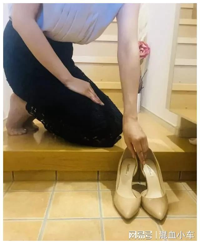 鞋子的拼图游戏_拼图鞋子_美女拼图为什么脱鞋