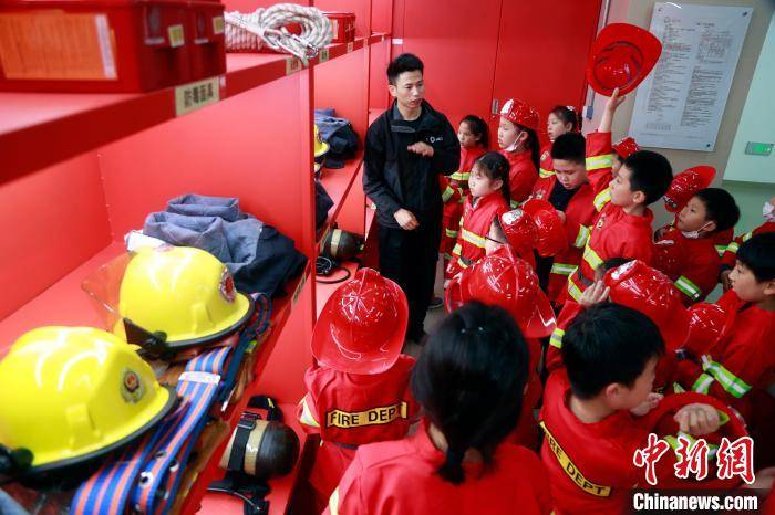 小学生消防安全体验式游戏：刺激过瘾，化身小小消防员